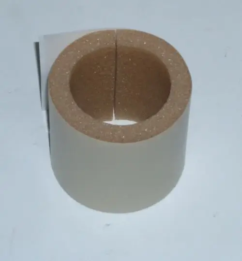 Runder Isolationskörper mit einer inneren Schicht aus Schaumstoff und einer äußeren Schicht. Eignet sich zur Wärmeisolation für Daikin Altherma H Hybrid Systeme.